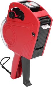 Máquina de preços manual vermelha com etiquetas adesivas.